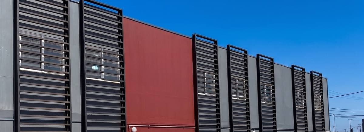 Fachada del edificio modular de oficinas de dos pisos de la instalación de faenas