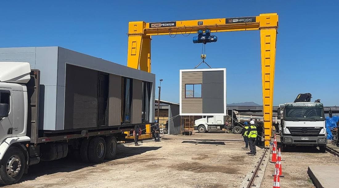Grúa pórtico de 10 toneladas cargando un módulo completo sobre un camión en la planta