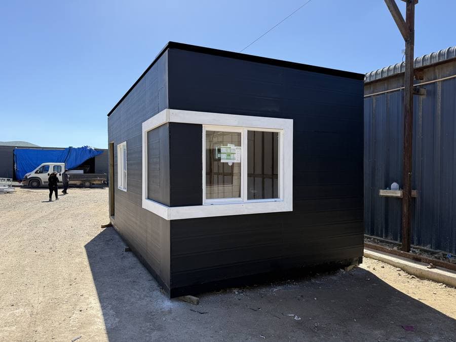 Módulo habitable terminado en la planta, con revestimiento exterior oscuro